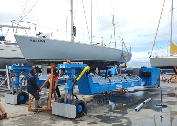 Motorised boat lift