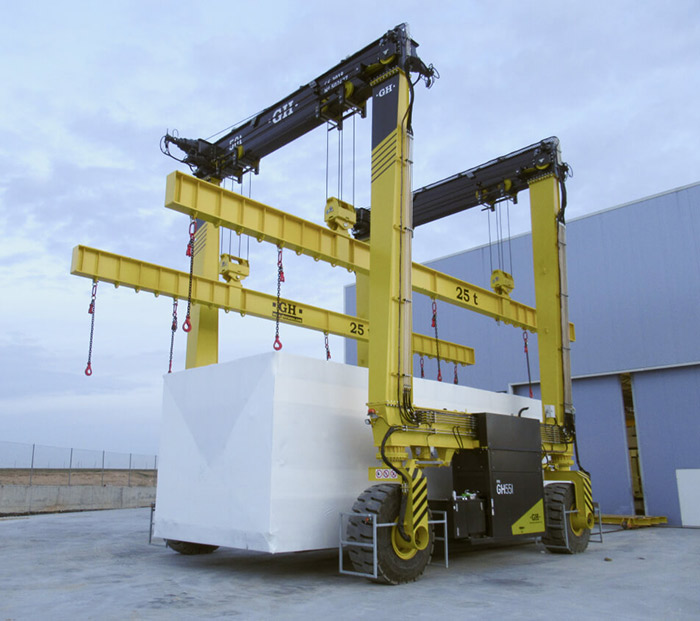 Industrial hydraulic automotive gantry crane